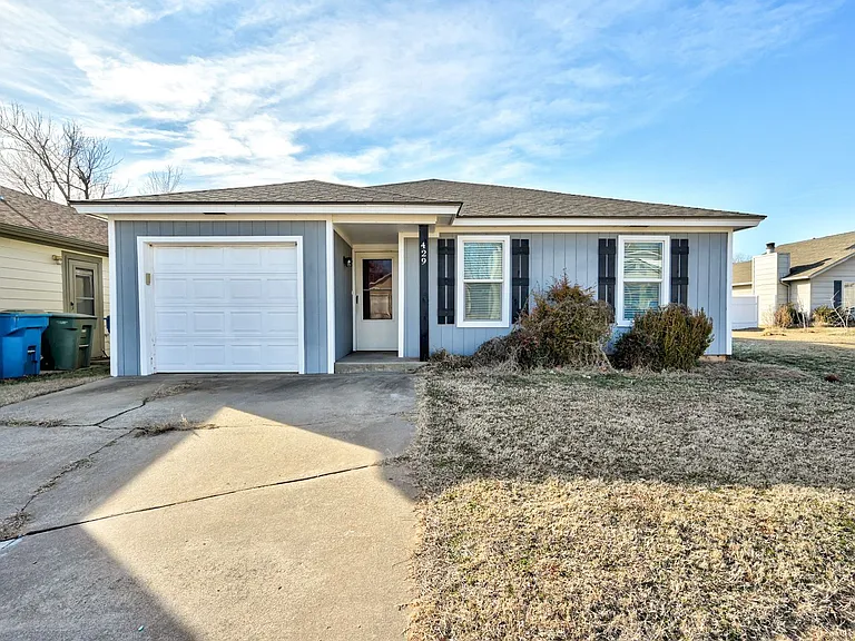 429 Belmont Dr — Photo 1