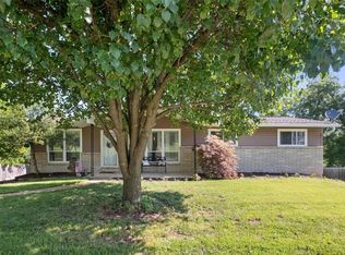 1033 Woodland Trails Dr, Fenton, MO 63026