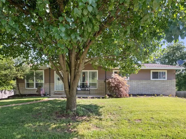 1033 Woodland Trails Dr, Fenton, MO 63026