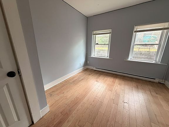 4th image of 142 Rowe St Floor 1