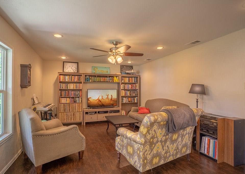 1st image of 1520 Bosque Dr