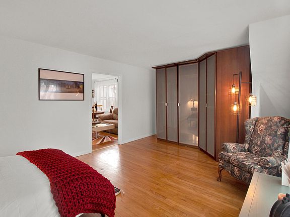 4th image of 2438 N Maplewood Ave #3
