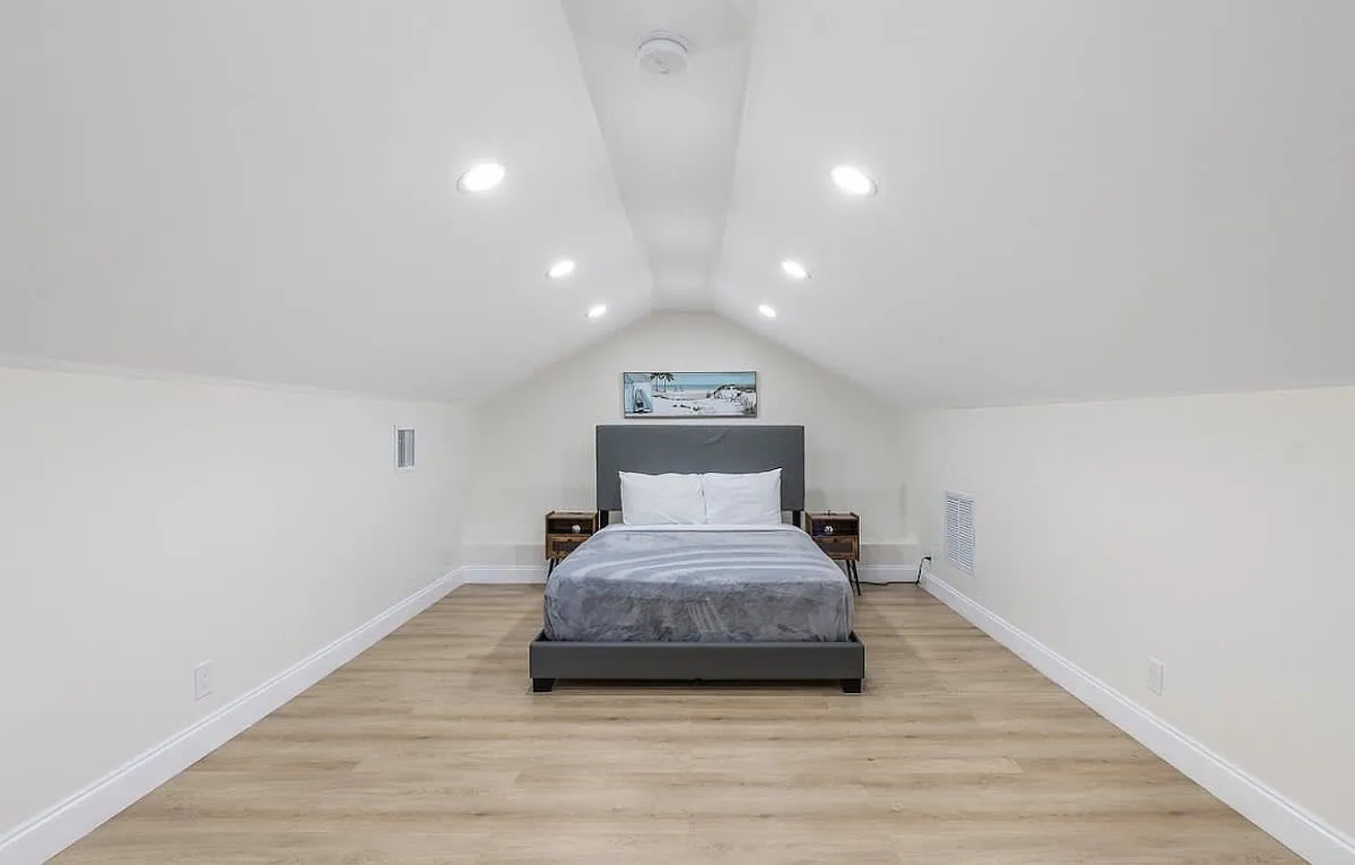 2 bed, 1.0 bath, 990 sqft, $5,507 — Photo 4