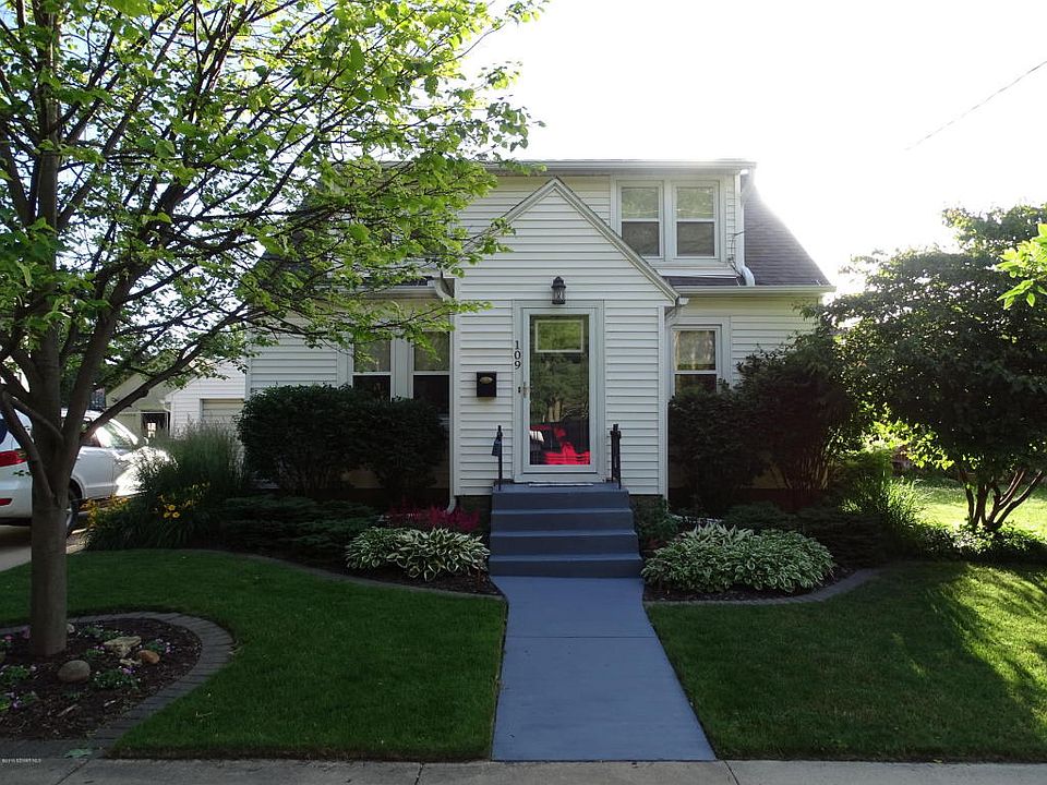 2nd image of 109 15th Ave SE