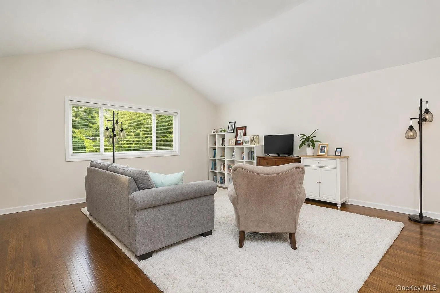 4 bed, 1.0 bath, 1132 sqft, $4,500 — Photo 2