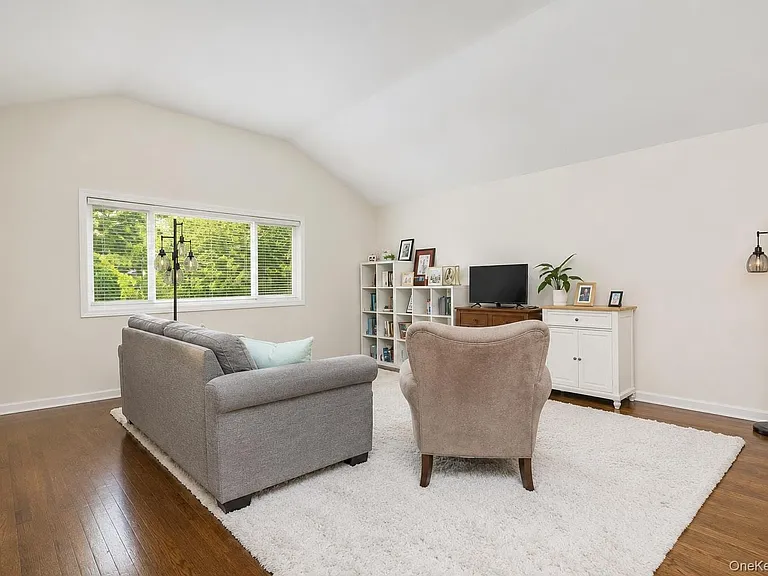 7 Tudor Pl — Photo 2