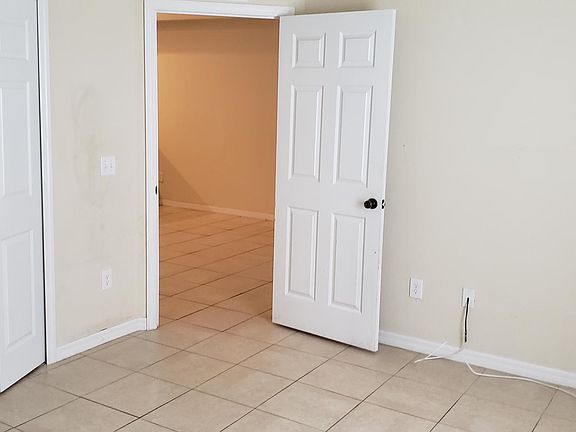 5th image of 928 SW 39th Ter
