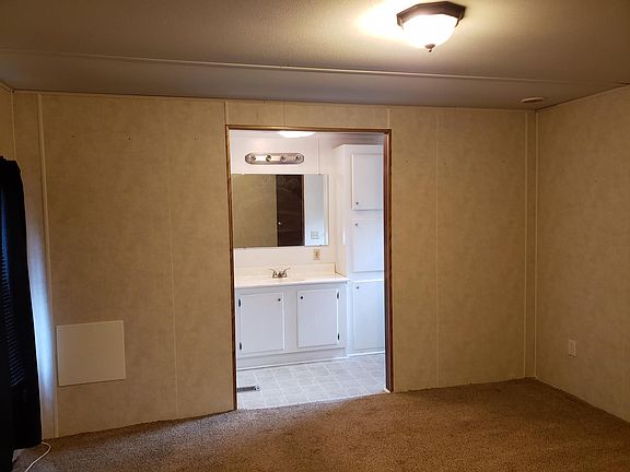 Master bedroom w/bath