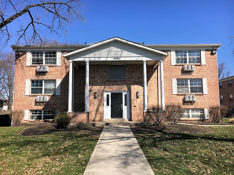Broadway Court Apartments — Photo 11