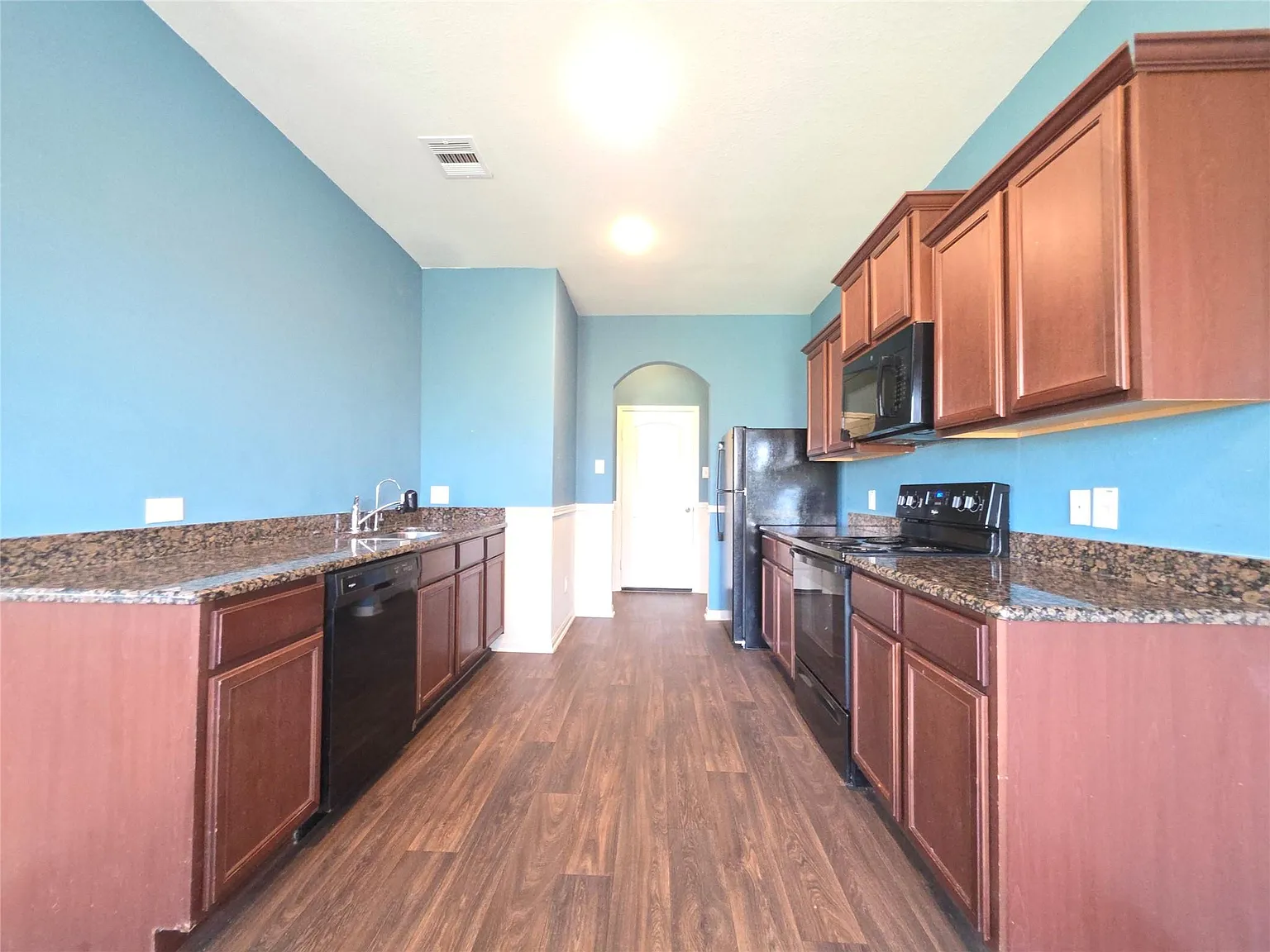 3 bed, 2.5 bath, 1949 sqft, $1,700 — Photo 2