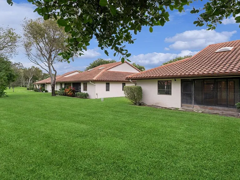 6410 Royal Manor Cir — Photo 3