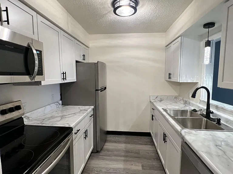 931 Old Marion Rd NE #201 — Photo 2