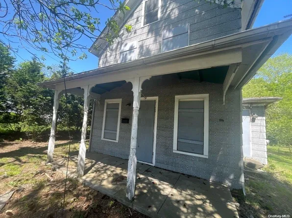 43 Bank Street, Center Moriches, NY 11934