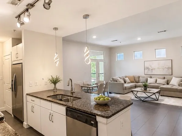 300 Saint Joseph Pkwy APT 111, Houston, TX 77002