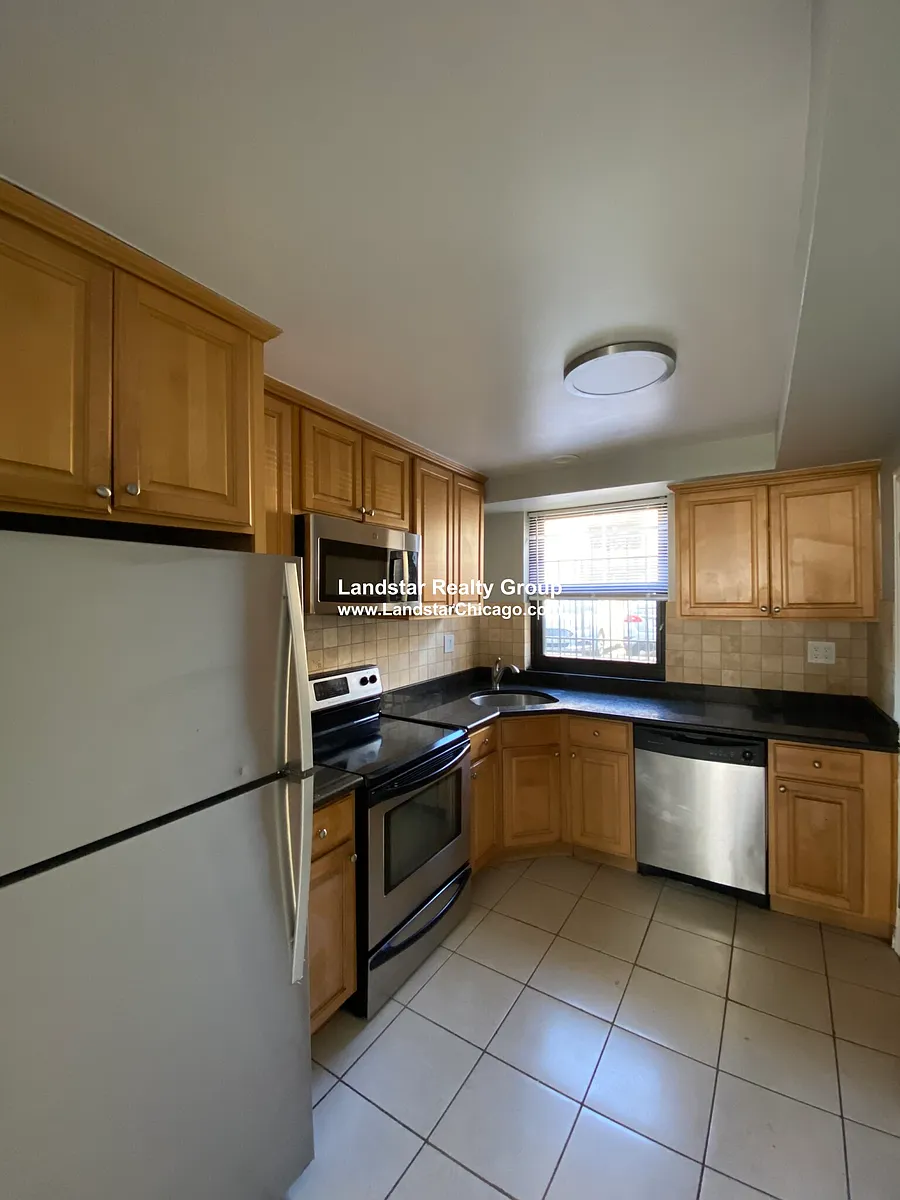 Building Photo - 7322 N Ridge Ave #1W