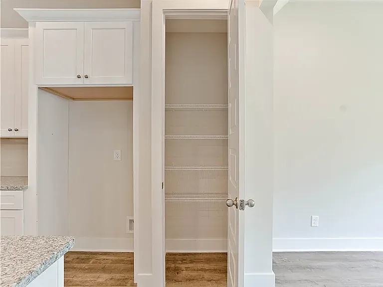 606 Cameron Ct — Photo 6