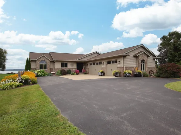 N8013 Lakeshore Dr, Fond Du Lac, WI 54937