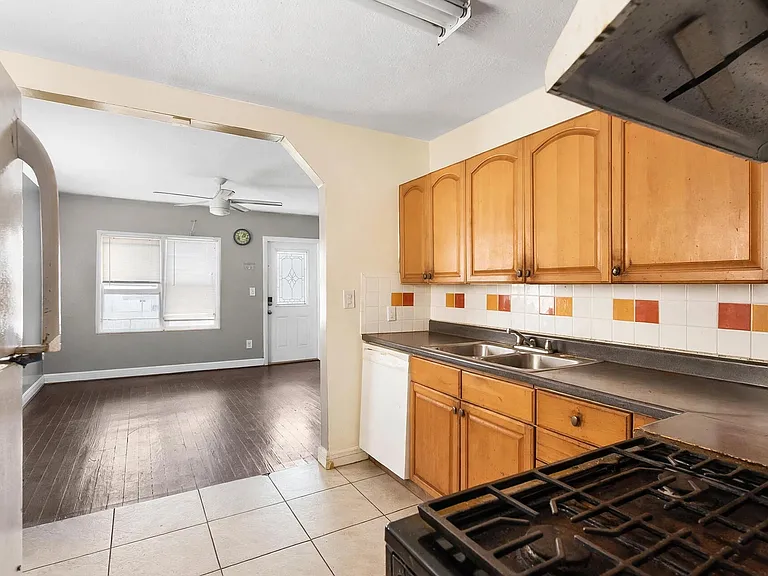 2434 McKinley St — Photo 4