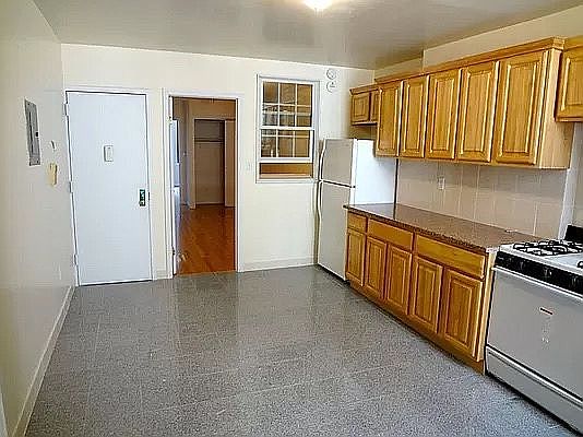 2nd image of 1605 2nd Ave #4S