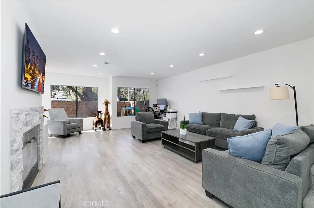 4 bed, 2.5 bath, 2104 sqft, $4,150 — Photo 3