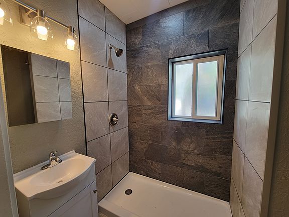 5th image of 204 Ash St #3
