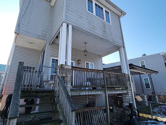3rd image of 565 Main St