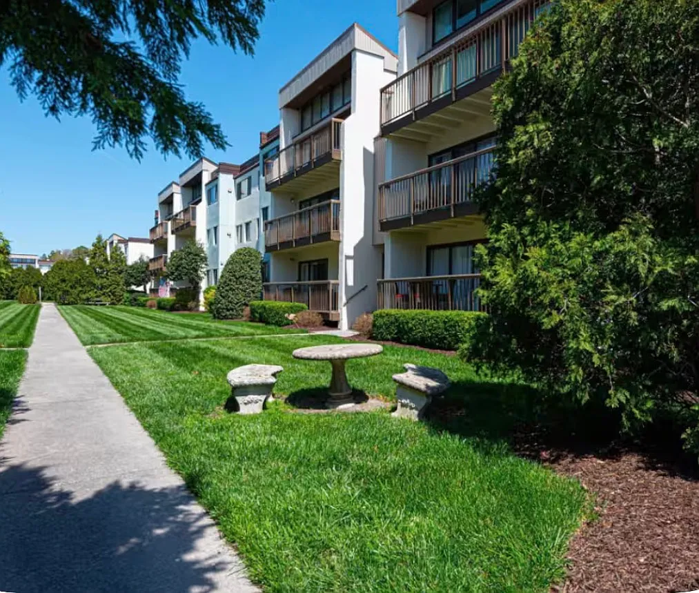 2 bed, 1049 sqft, $1,750 — Photo 3