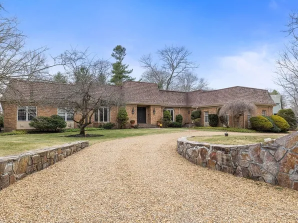 21 Wildewood Dr, Lynnfield, MA 01940