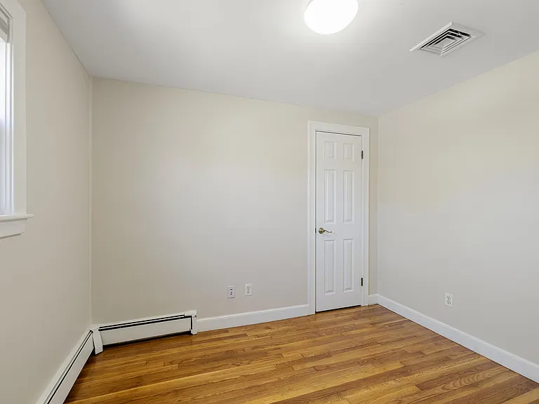 160 Ravenswood Rd — Photo 13