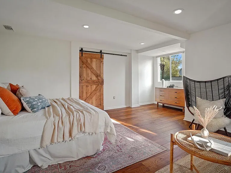 2269 Cove Ave — Photo 23