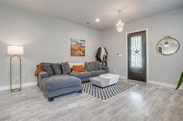 2905 S Jennings Ave — Photo 8