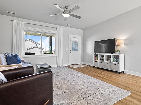 5th image of 502 Balsam Dr