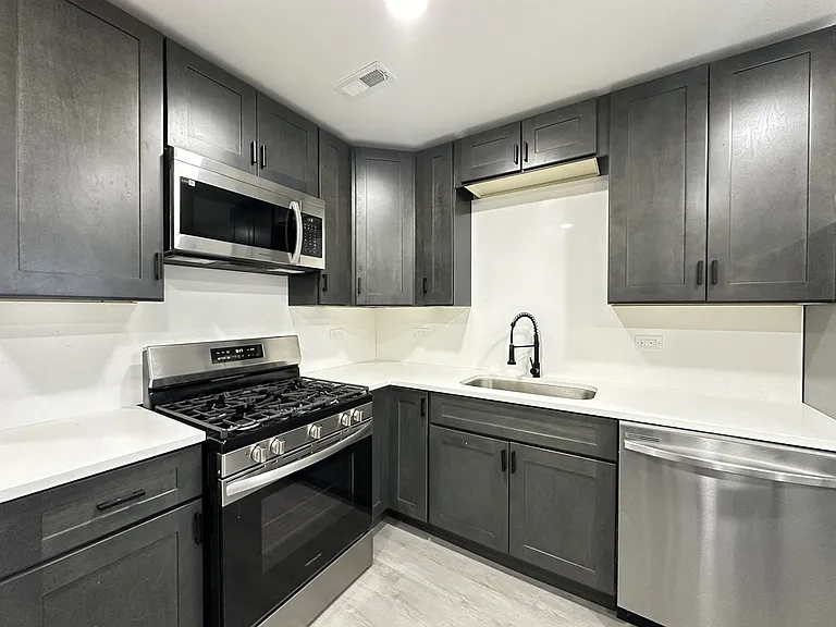 1937 W Grand Ave #3 — Photo 2