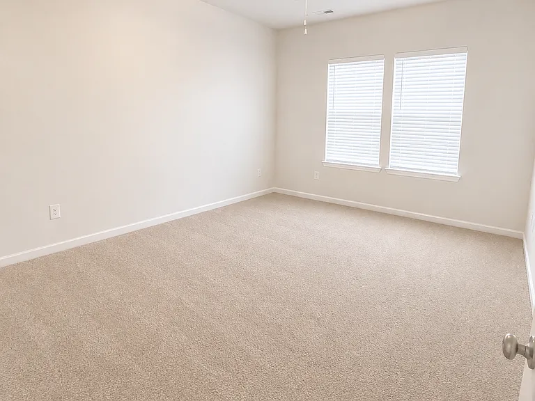 825 Schoolfield Dr — Photo 5