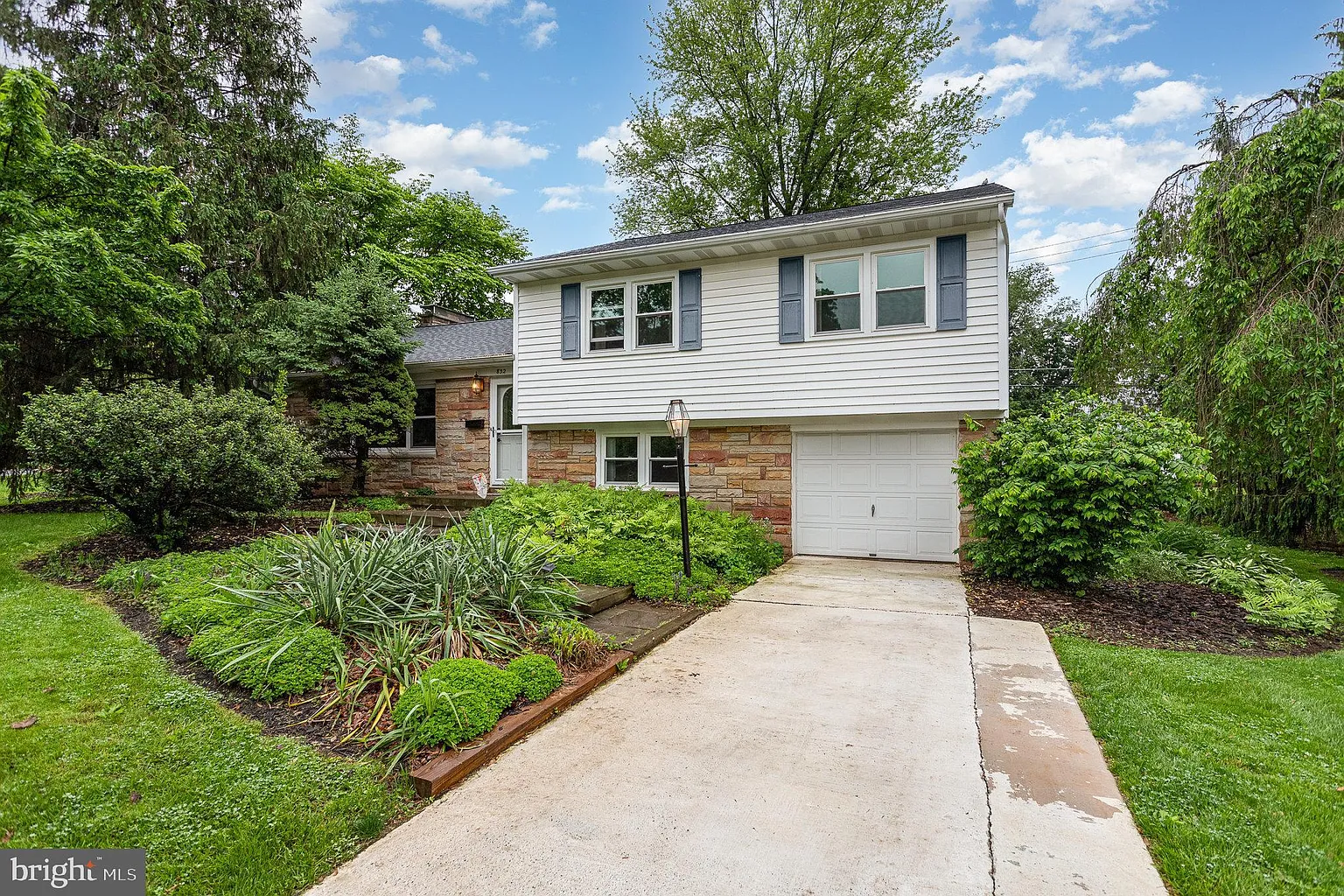 832 Yverdon Dr photo 1