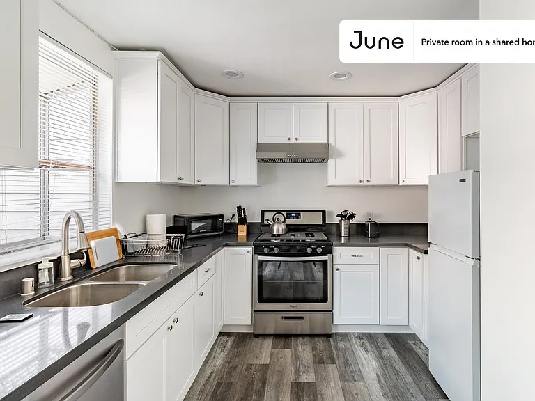 589 N Garfield Ave #B — Photo 11