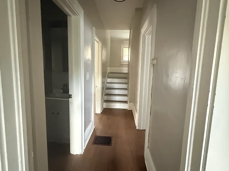 2042 Lee Ave — Photo 10