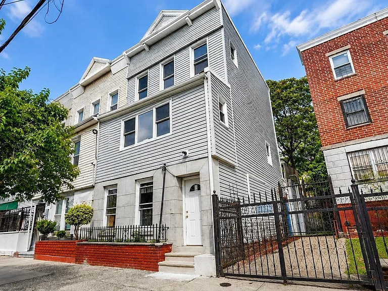 2040 Washington Ave — Photo 1