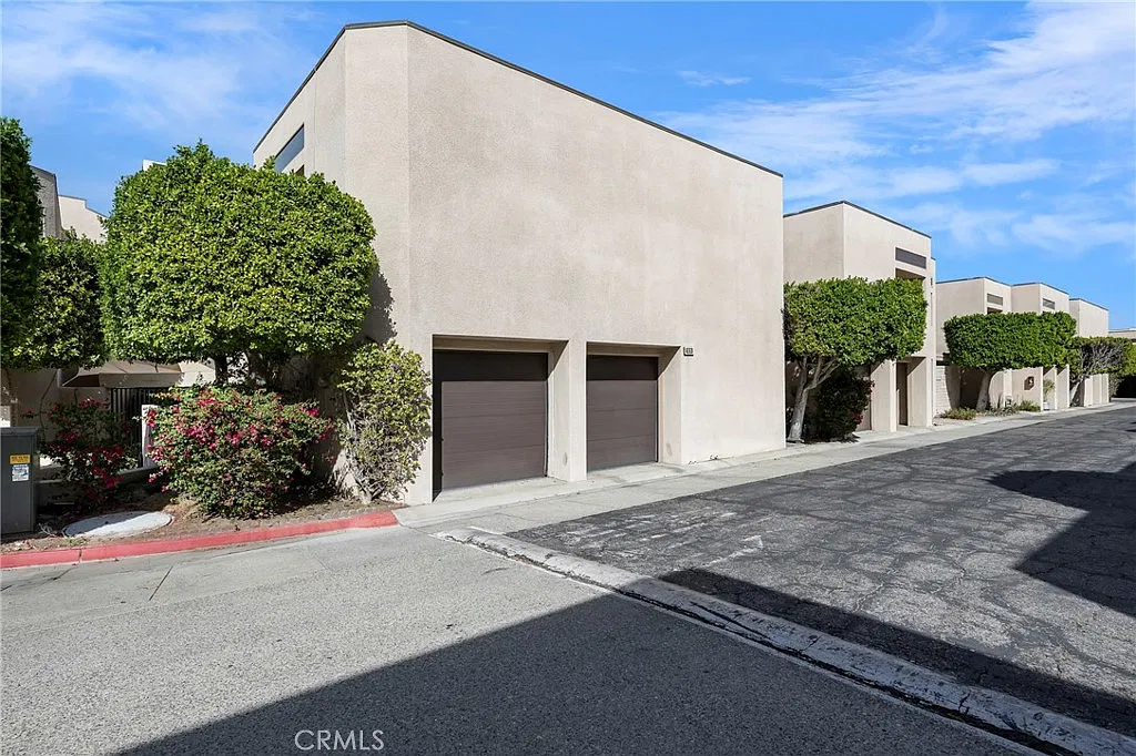 3 bed, 1923 sqft, $3,000 — Photo 2