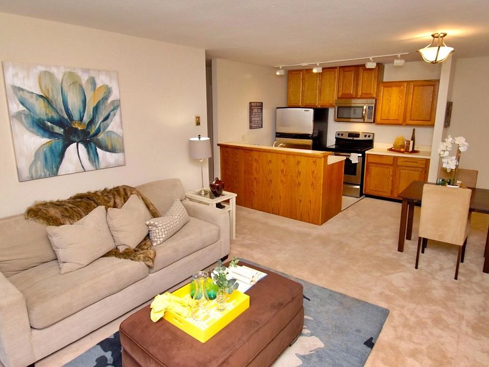 1st image of 121 Piccadilly Pl APT E