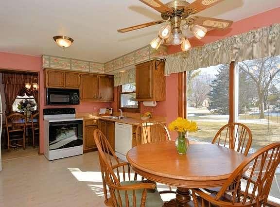 Superb cook's kitchen with all appliances!