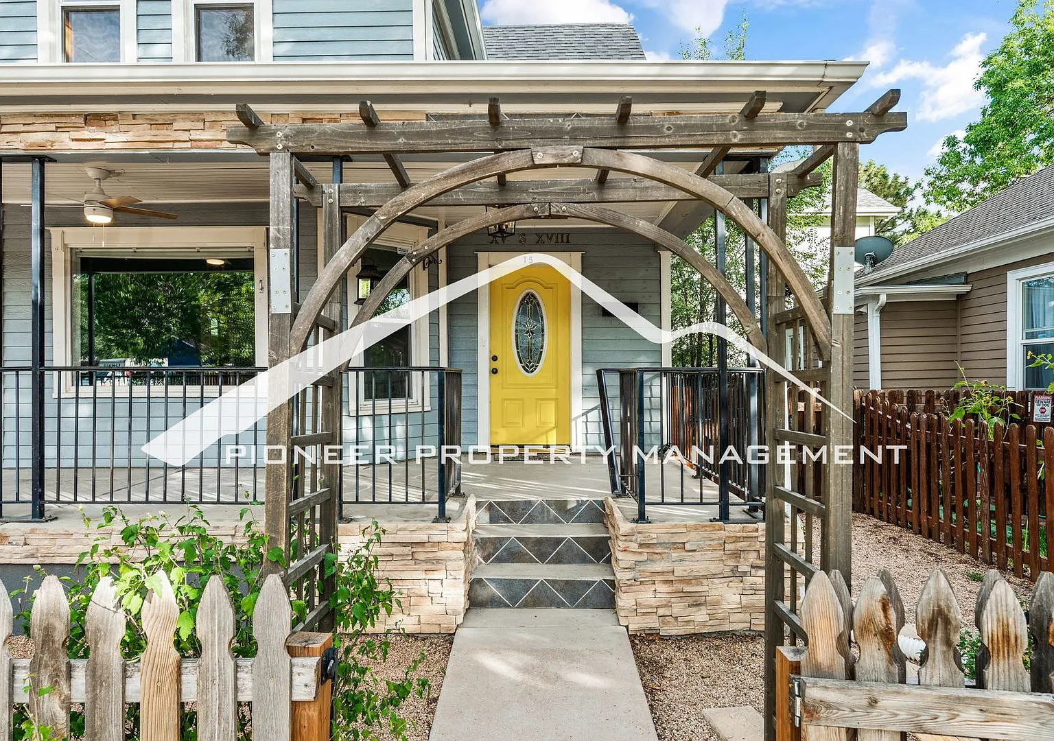 Charming 3BR Victorian Near Old Colorado City with 3 bedroom/ 1.5 bathroom — Photo 3
