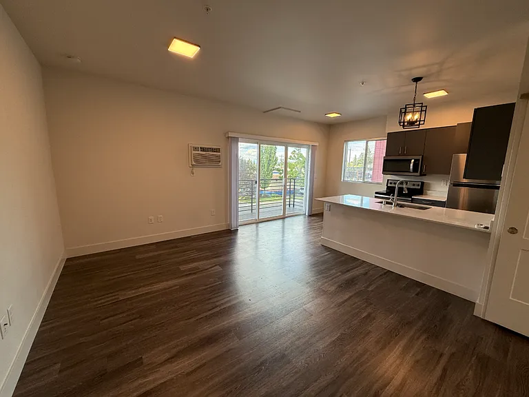 Thirty First Place Apartments — Photo 14