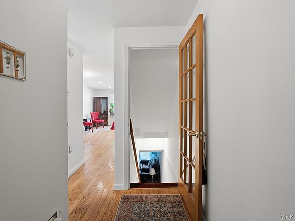 4th image of 22 Washington Mews #22