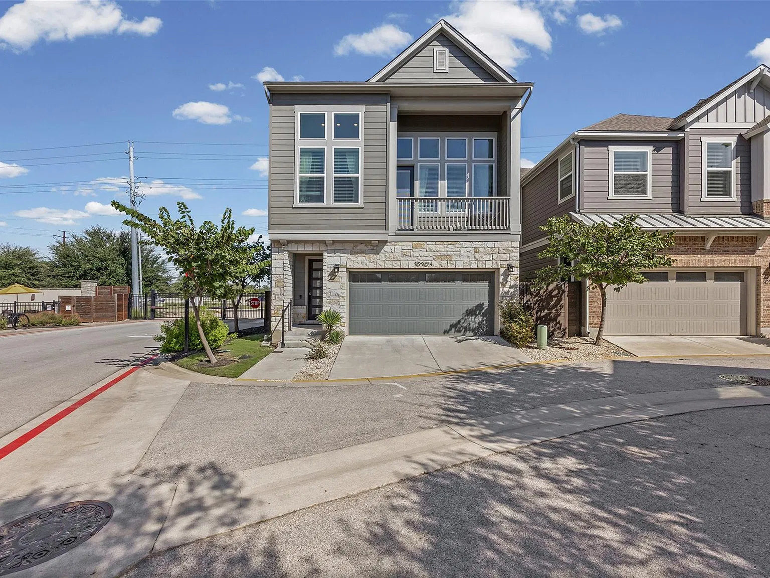 3 bed, 2.5 bath, 1720 sqft, $2,990 — Photo 2