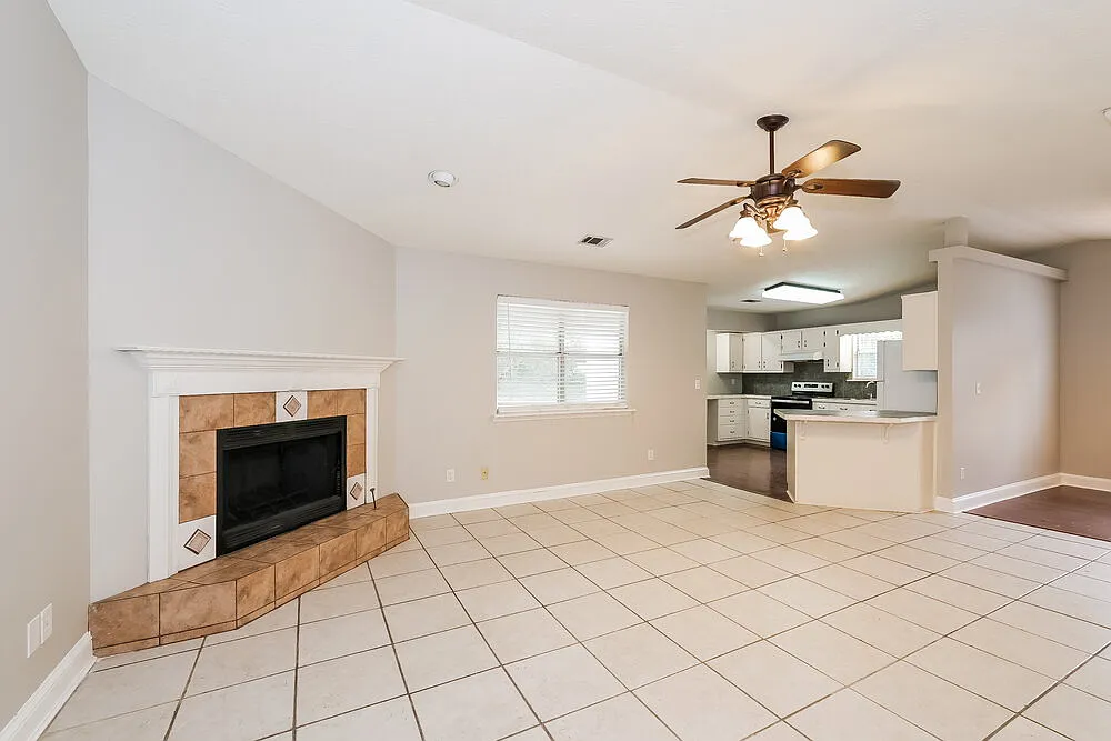3 bed, 2.0 bath, 1523 sqft, $1,795 — Photo 4