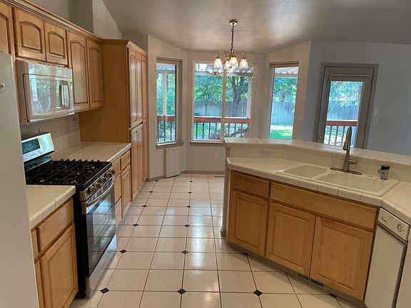 4th image of 834 SE Airpark Dr