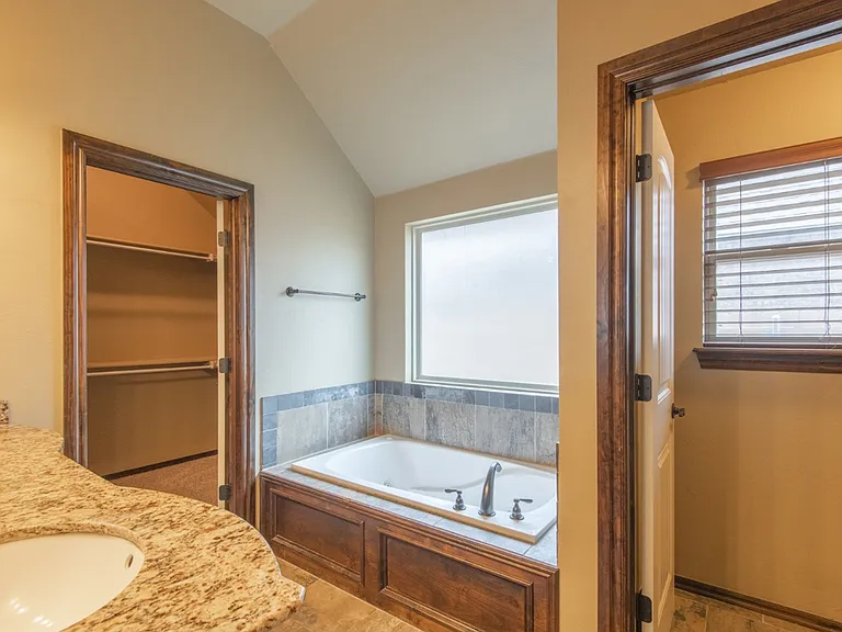 701 Lindsey Ln — Photo 20