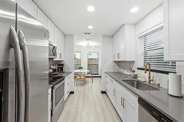 3 bed, 1608 sqft, $2,950 — Photo 2
