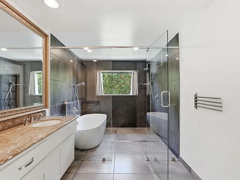 2525 E Minnezona Ave — Photo 16